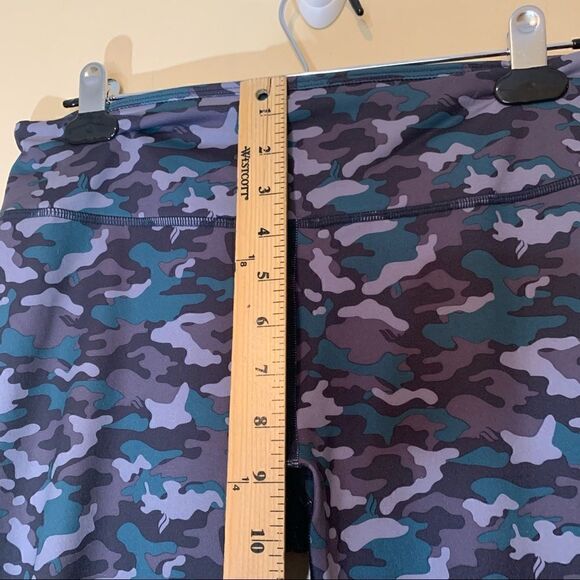FABLETICS Salar Printed Camo Powerhold Capris Teal Gray Purple Womens Medium - Picture 11 of 14